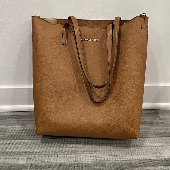 AUTHENTIC MICHAELS KORS TOTE - Picture 2 of 8